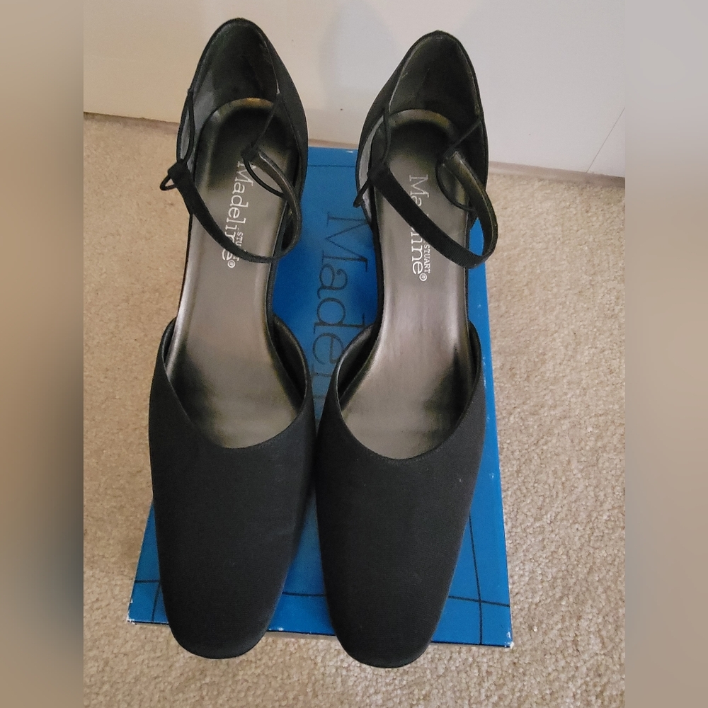 Womens 10M Black Closed Toe Shoe
